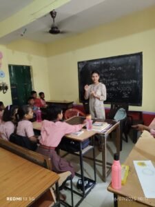 बच्चों को जागरूक करती महामना इंटर्न साक्षी प्रिया